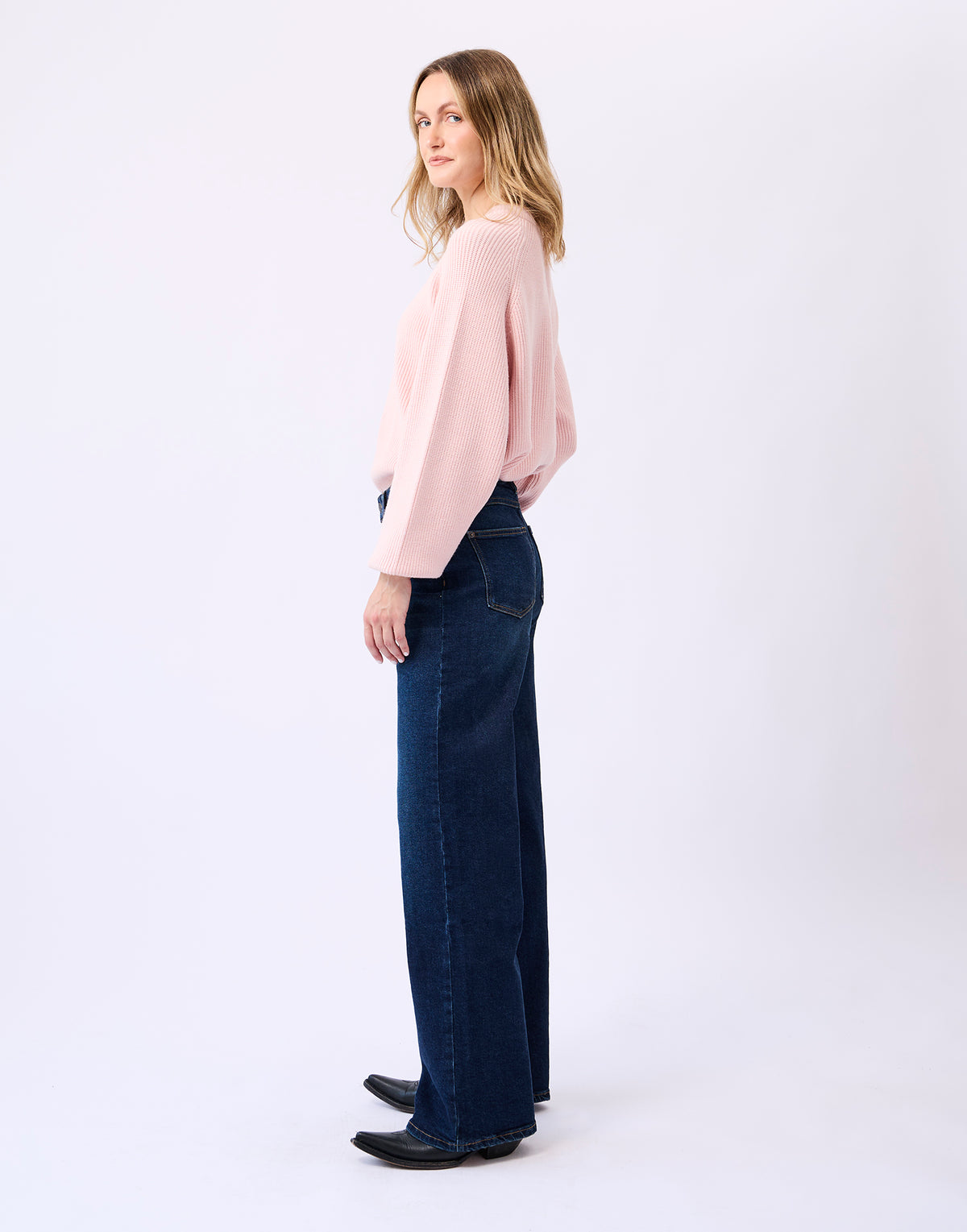 Lily Wide Leg - Classic Rise - Maia - Yoga Jeans - close-up view